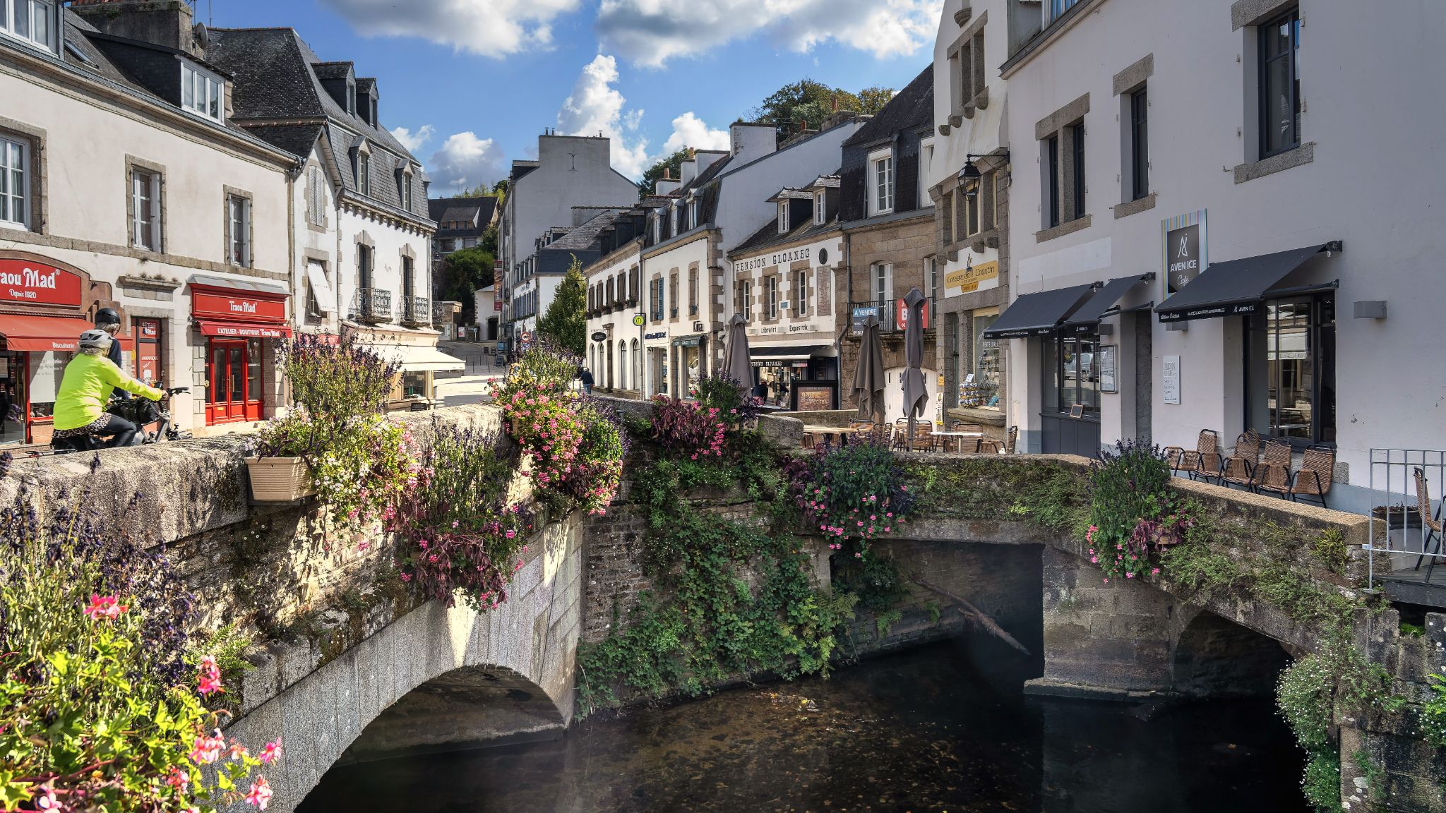 Pont-Aven ist eine malerische Kleinstadt. Berühmt als Künstlerkolonie im 19. Jahrhundert, besonders durch Paul Gauguin. Bekannt für Mühlen, Fluss Aven, Galerien und die "Schule von Pont-Aven".